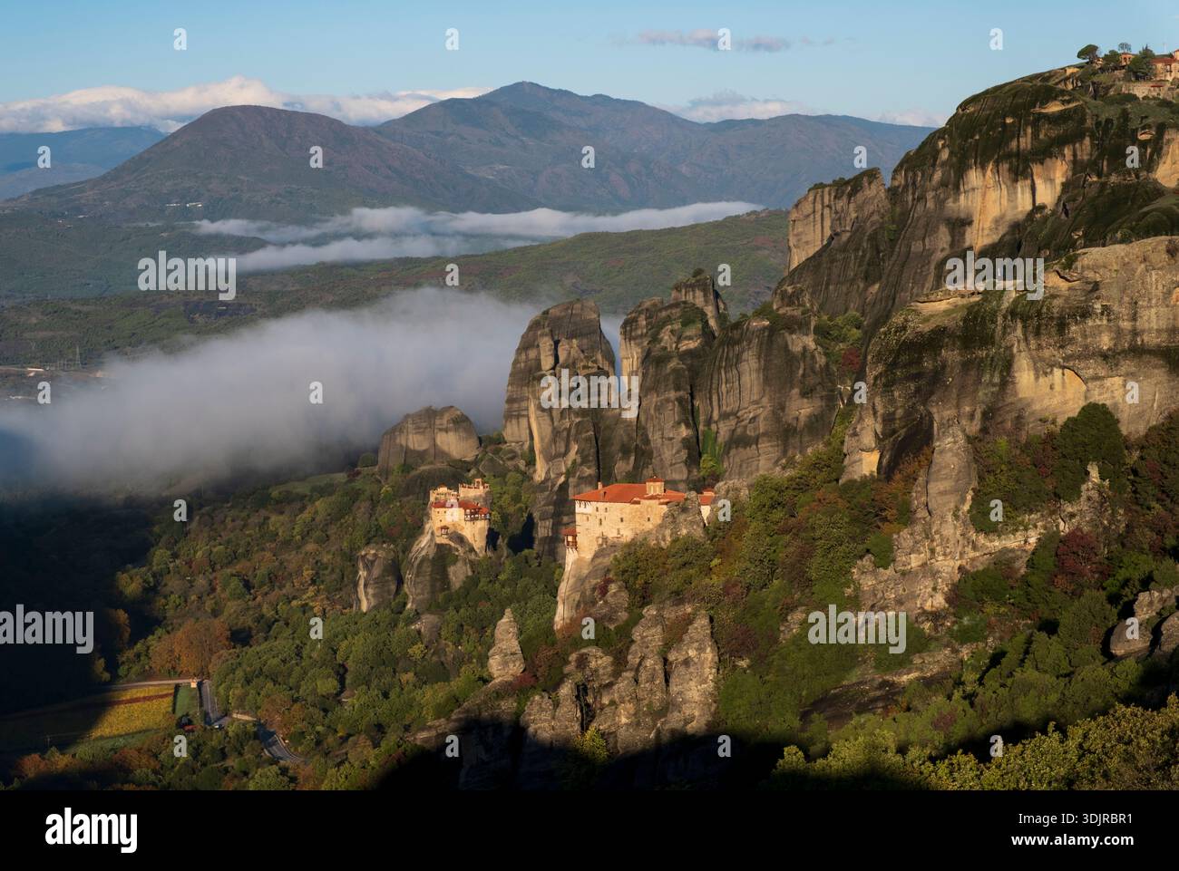 Monastère de Roussanou et Saint Nicolas Anapafsas perchés sur d'imposants piliers de pierre de grès dans les Météores, Thessalie, Grèce. Banque D'Images
