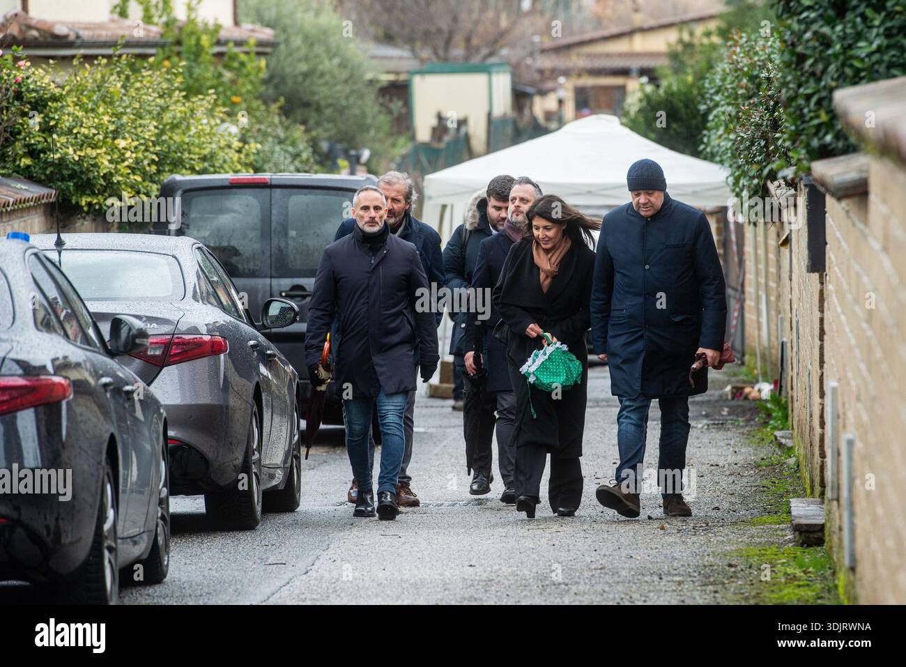 Roma, Italie. 28 janvier 2026. I legali e i tecnici escono dalla villetta di Carlomagno. Anguillara sopralluogo del RIS dei Carabinieri nell'abitazione di Claudio Carlomagno in via Costantino 9. Mercoledì 28 Gennaio, 2026. Actualités (photo de Valentina Stefanelli/Lapresse) les avocats et techniciens quittent la maison de Carlomagno. Anguillara, les Carabinieri RIS (unité d'opérations spéciales italiennes) inspectent la maison de Claudio Carlomagno, via Costantino 9. Mercredi 28 janvier 2026. Actualités (photo de Valentina Stefanelli/Lapresse) crédit : LaPresse/Alamy Live News Banque D'Images