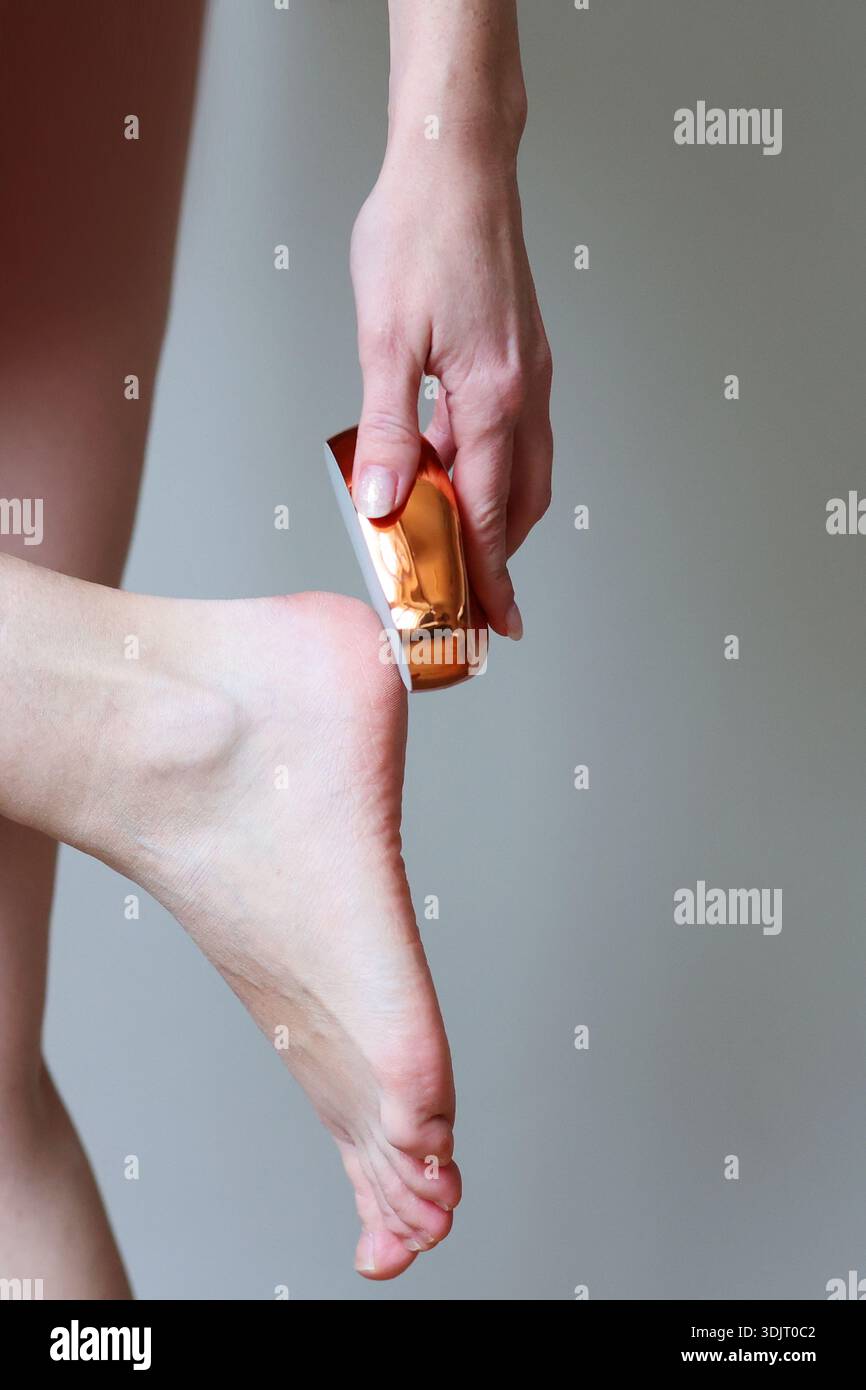 Concept d'auto-soin et d'hygiène avec lime de pied de pédicure pour une peau lisse Banque D'Images
