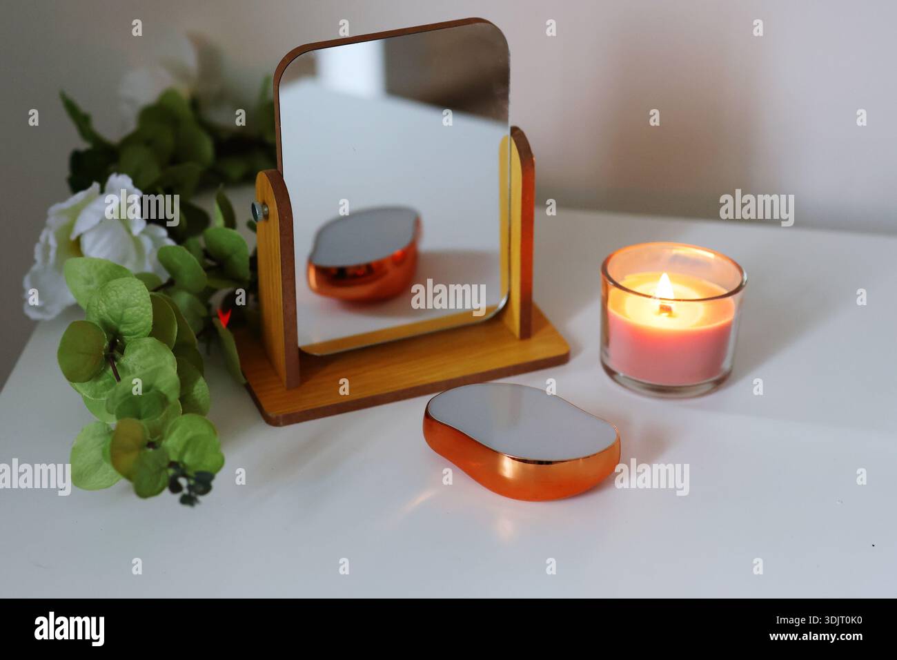 Lime pied de pédicure en métal placée sur un meuble-lavabo minimaliste avec miroir et bougie. Soin des pieds à domicile, spa et concept de soins personnels. Banque D'Images
