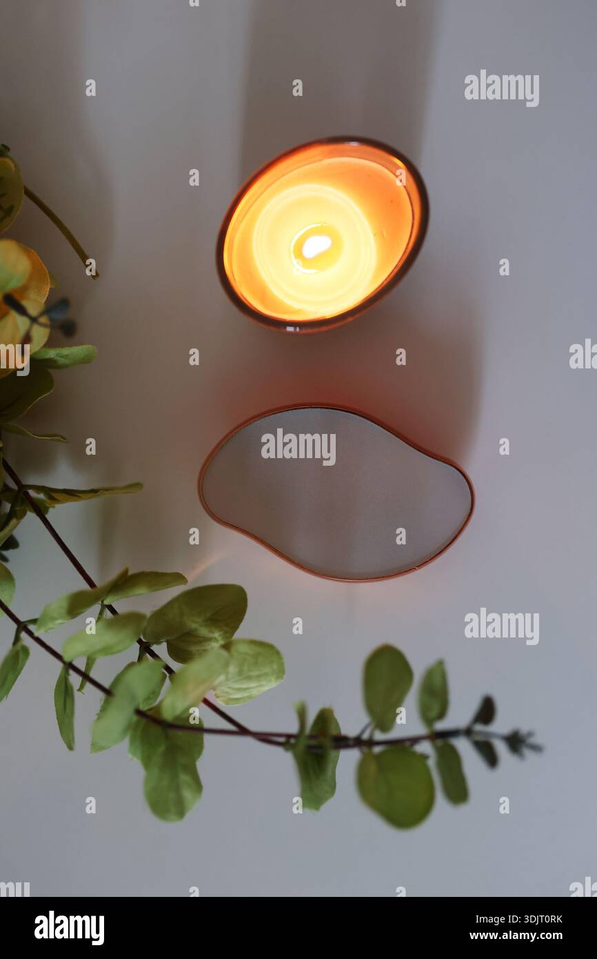 Concept de spa à domicile relaxant avec outil de pédicure à la lumière de bougie et décor naturel sur fond neutre Banque D'Images