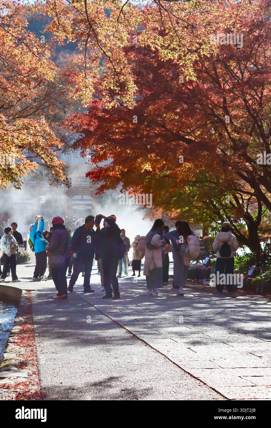 Touristes près du lac avec les jets de la grande fontaine au célèbre temple bouddhiste Katsuoji Aomataniof Minoh Osaka Préfecture Japon Asie de l'est Banque D'Images