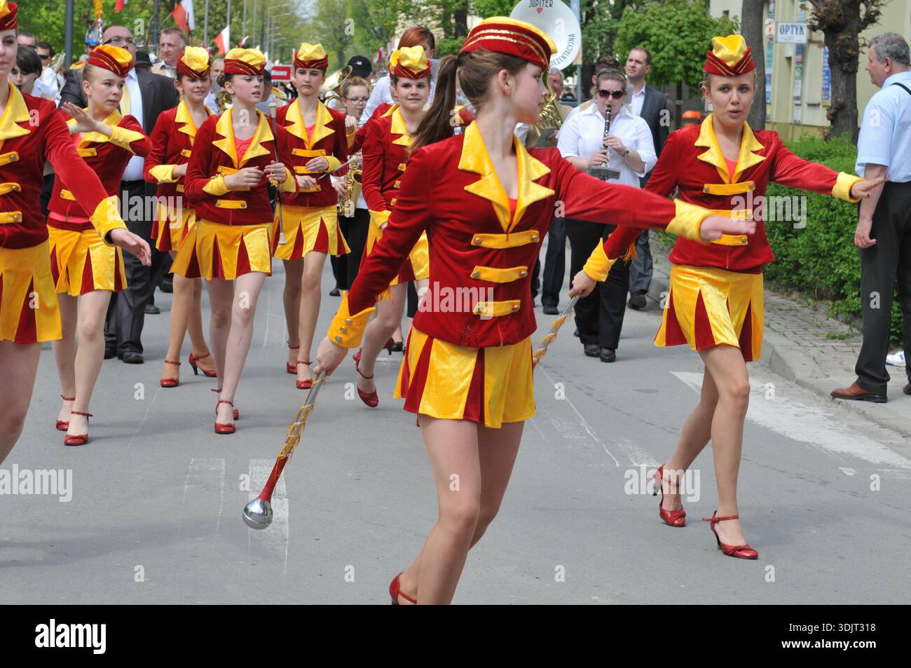 Majorettes interprétant une chorégraphie de bâton lors d'un défilé de rue à Nowa Dęba, dans le sud-est de la Pologne. Banque D'Images