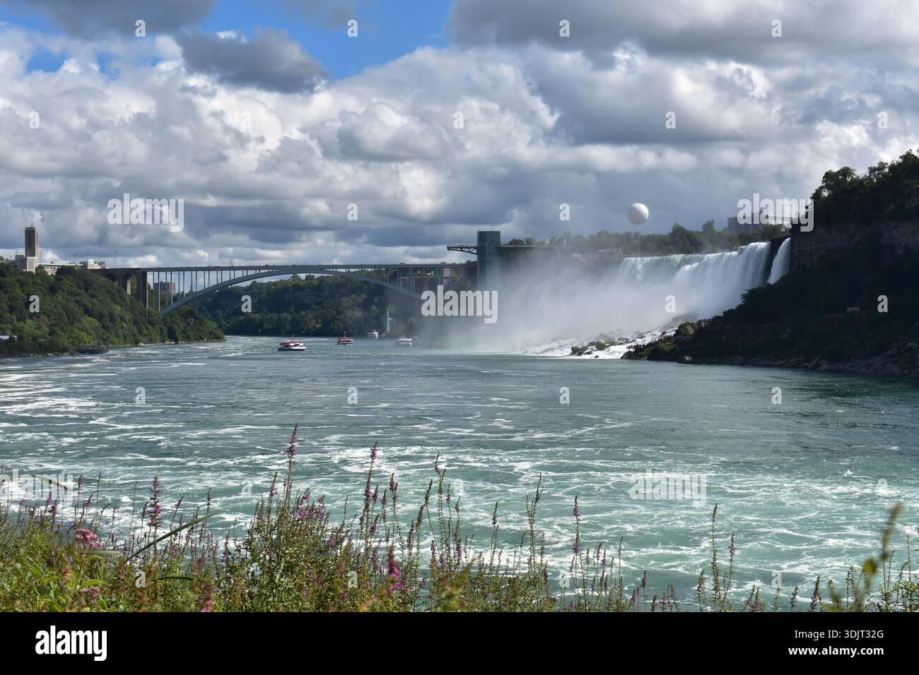 La vue de la rivière Niagara regardant en aval du voyage derrière les chutes, Niagara Falls, ON, Ontario, CA, Canada. Banque D'Images