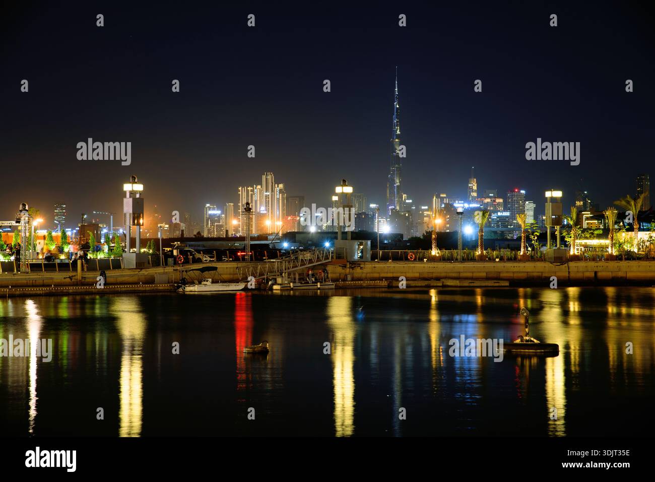 Vue nocturne de Dubaï et Burj Khalifa depuis Dubai Festival City Banque D'Images