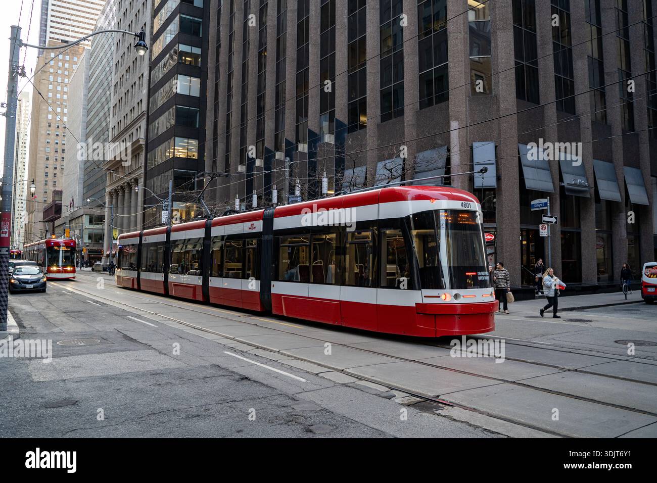 Tramway dans le centre-ville de Toronto. Toronto, Canada - 29 avril 2024. Banque D'Images
