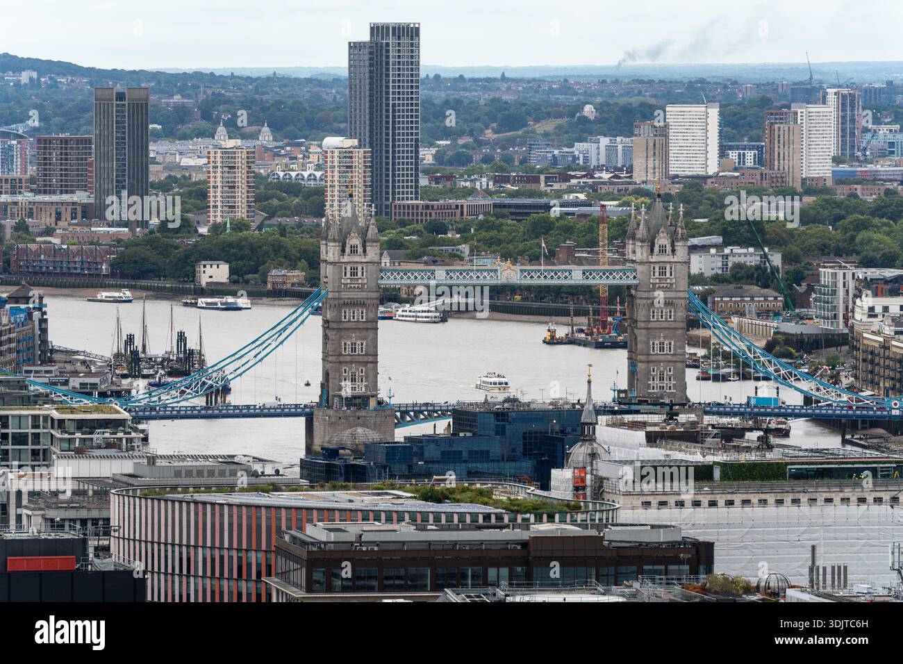 L'emblématique Tower Bridge enjambant la Tamise, vu du haut de la cathédrale Paul de Londres Banque D'Images