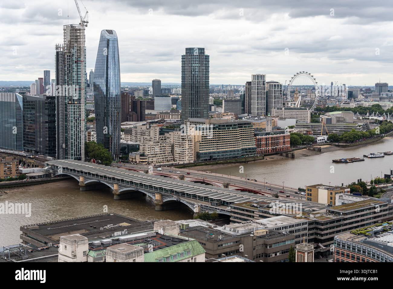 South Bank de Londres avec Blackfriars Bridge, la tour One Blackfriars et le London Eye sous un ciel nuageux Banque D'Images