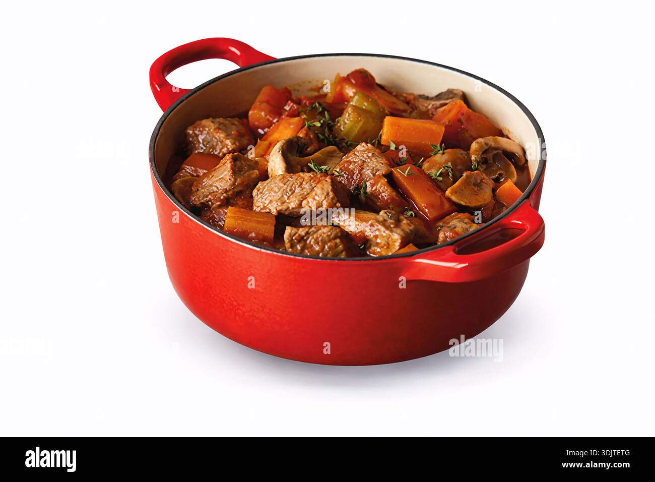 Boeuf bourguignon - ragoût de viande avec légumes et champignons - fond blanc ****** Photographie originale par le contributeur, modifiée numériquement à l'aide de l'IA Banque D'Images