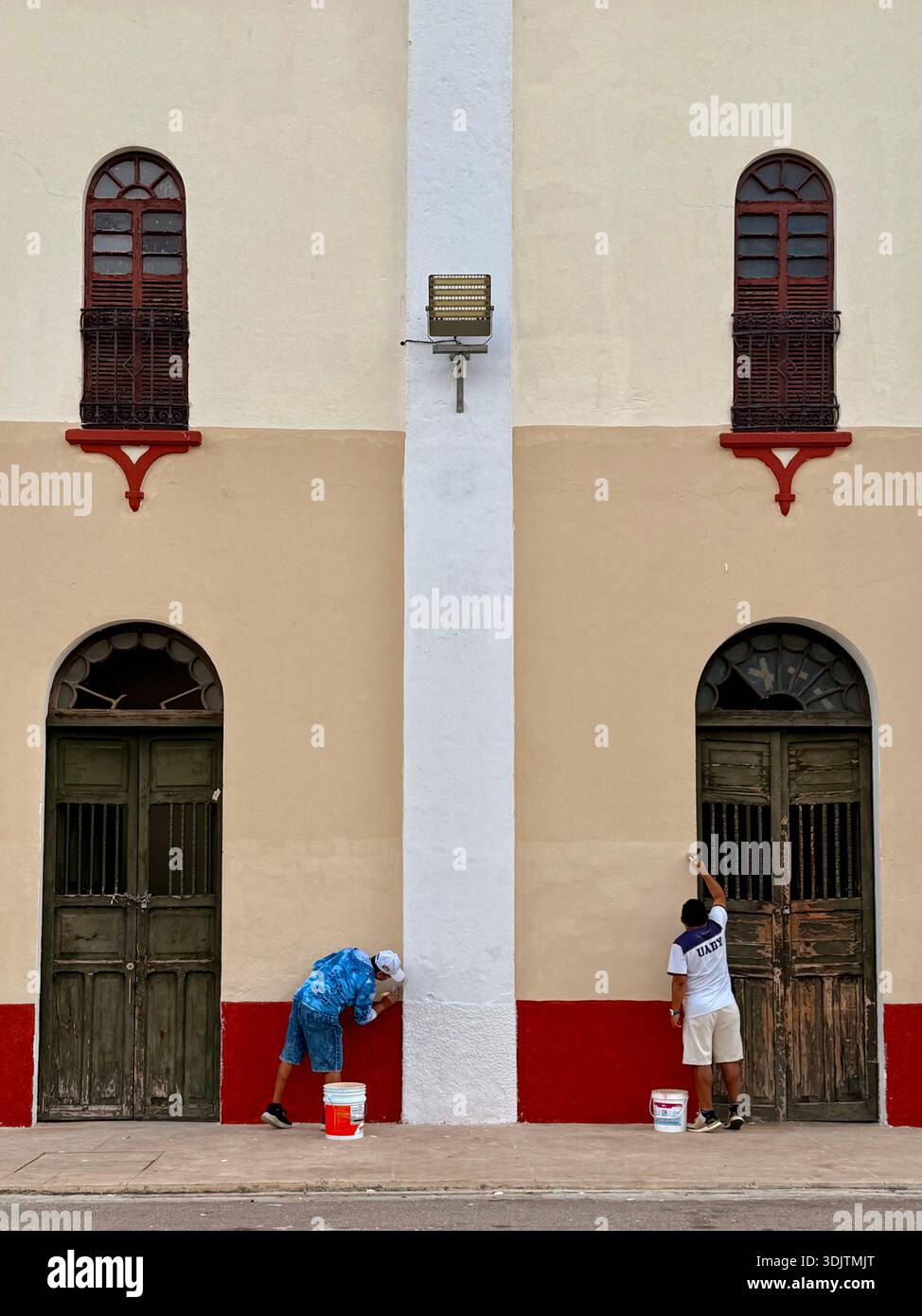 Peintres faisant des rénovations stade Salvador Alvarado, Merida Mexique Banque D'Images