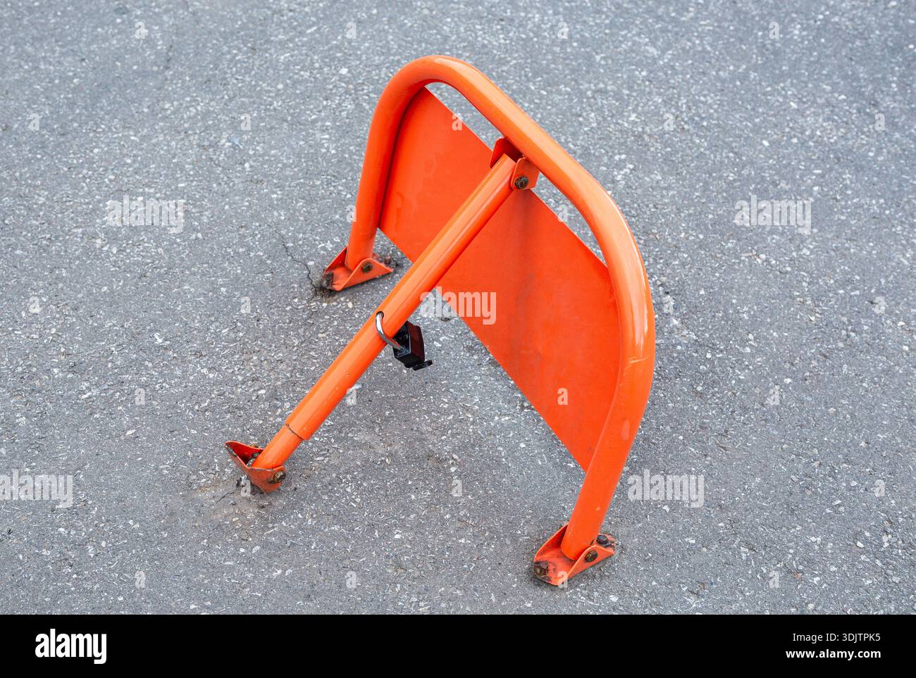 Barrière pliante mécanique manuelle pour le stationnement de véhicules (barrière de stationnement). Dispositif de verrouillage de stationnement de voiture Banque D'Images