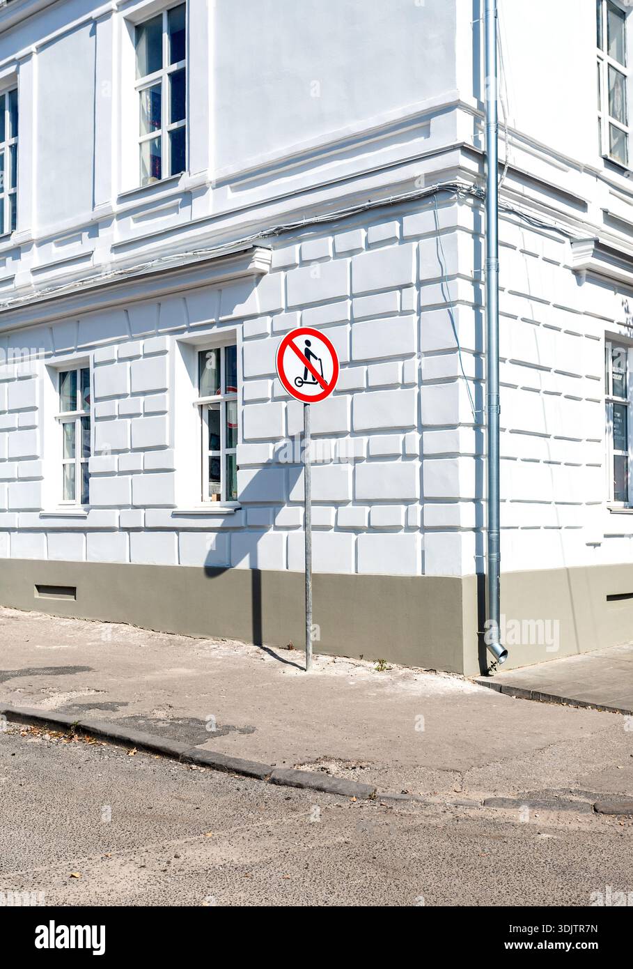 Le mouvement des panneaux de signalisation routière sur les scooters est interdit. Les scooters ne sont pas autorisés. L'équitation est interdite. Sécurité pour les piétons Banque D'Images
