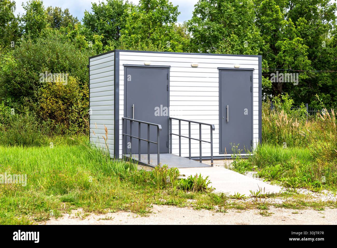 Nouvelle toilette publique modulaire au parc de la ville à summe Banque D'Images
