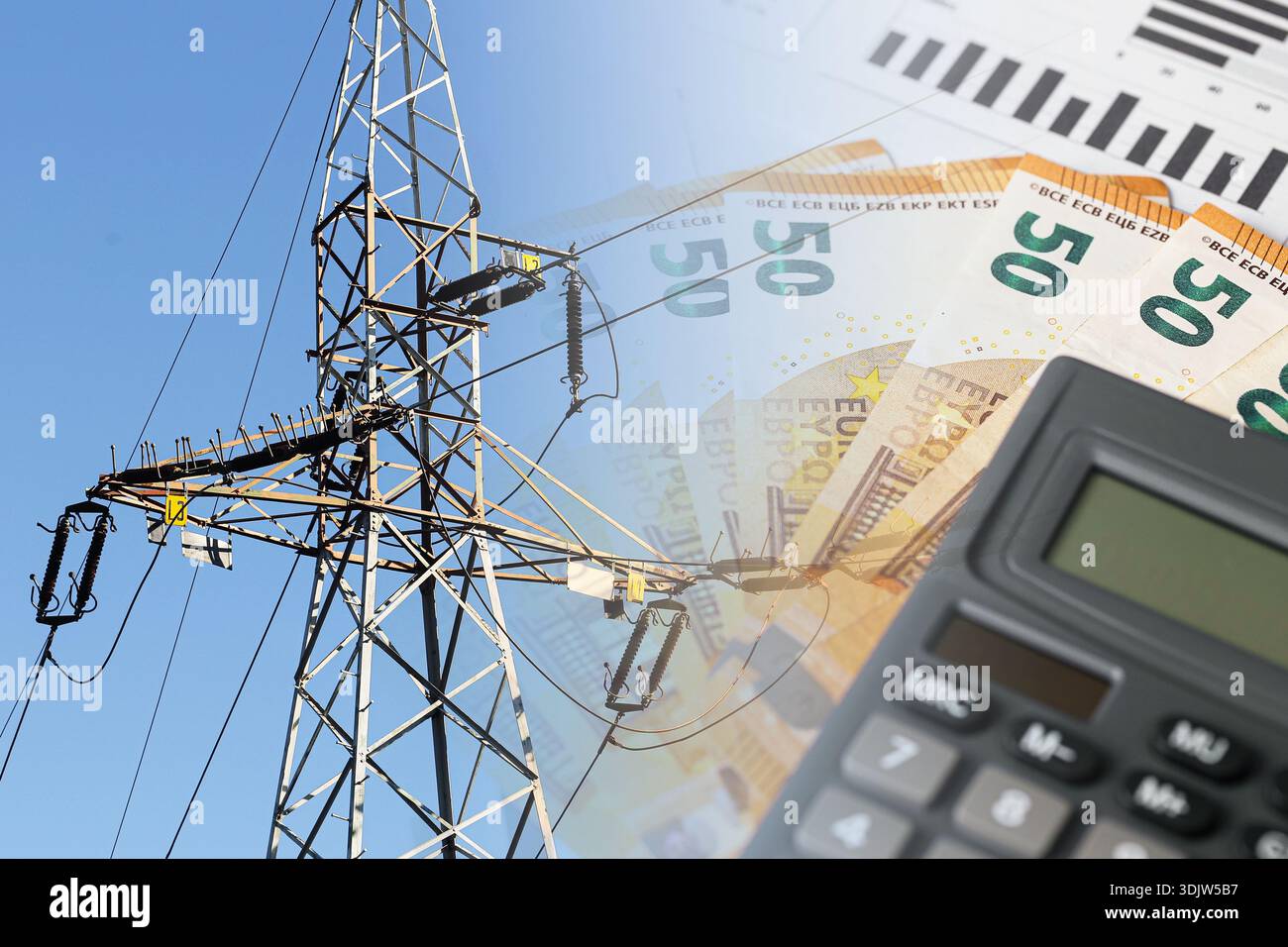 Tour de transmission d'énergie électrique avec billets en euros et concept de calculateur. Augmentation des coûts de l'énergie et analyse des prix de l'électricité. Banque D'Images