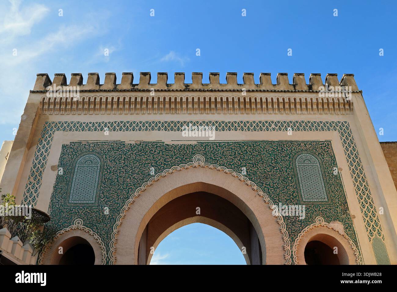 Détail de la face intérieure verte de la célèbre Grande porte Bab Boujeloud construite par les Français à Fès Banque D'Images