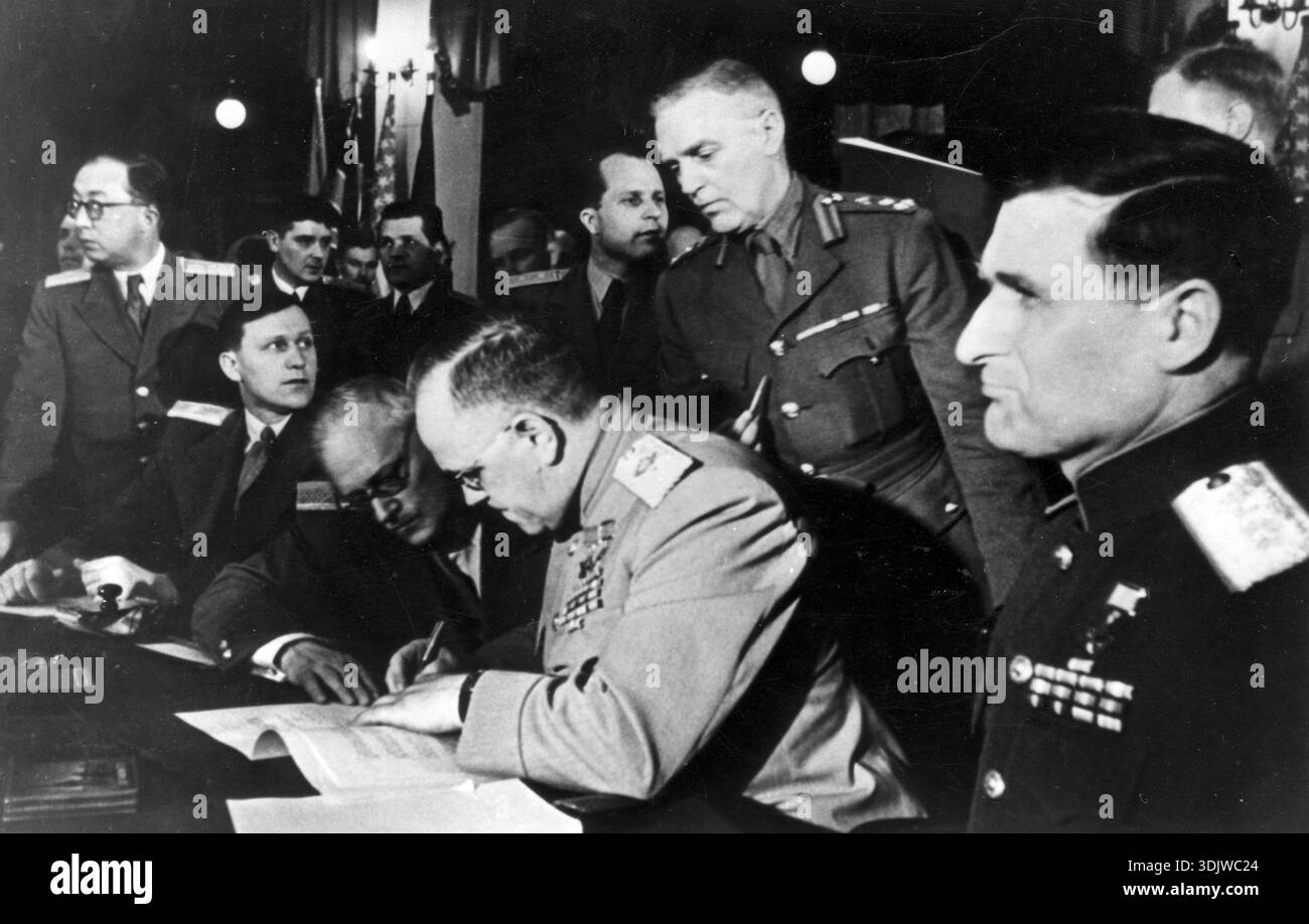 Signature de la reddition inconditionnelle de la Wehrmacht allemande fasciste le 8 mai 1945 à Berlin - Karlshorst. En tant que représentant du Haut Commandement de Banque D'Images