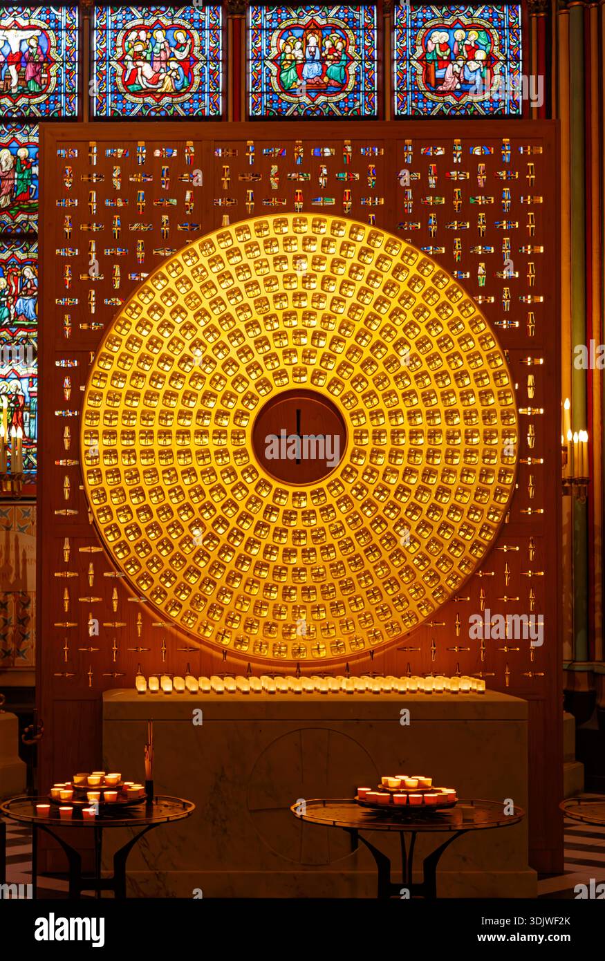 Monstrance à l'intérieur de la cathédrale notre-Dame - Paris France Banque D'Images