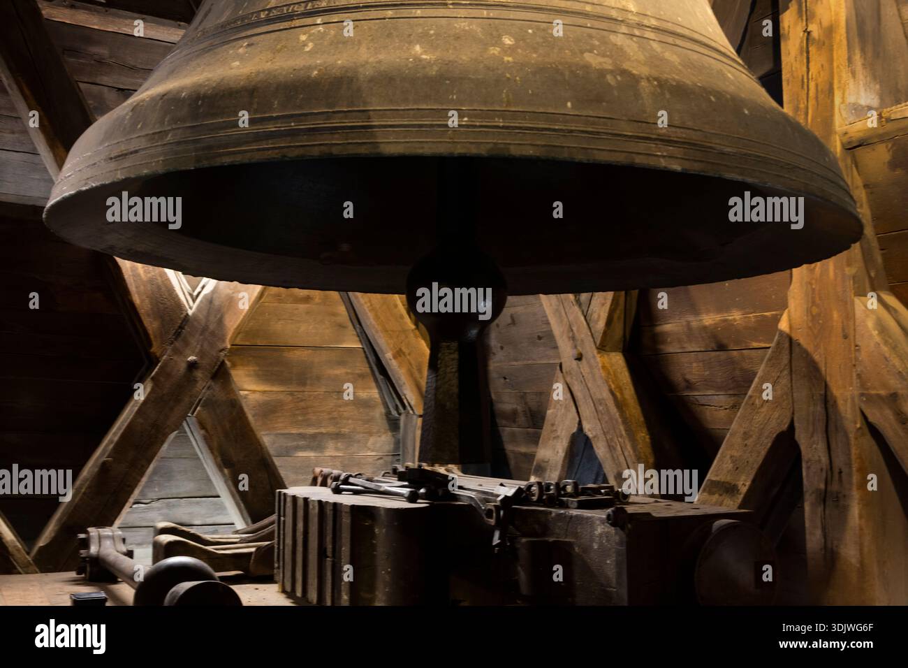 Le Grand Bourdon Marie est une cloche massive dans la tour sud de la cathédrale notre-Dame - Paris, France Banque D'Images
