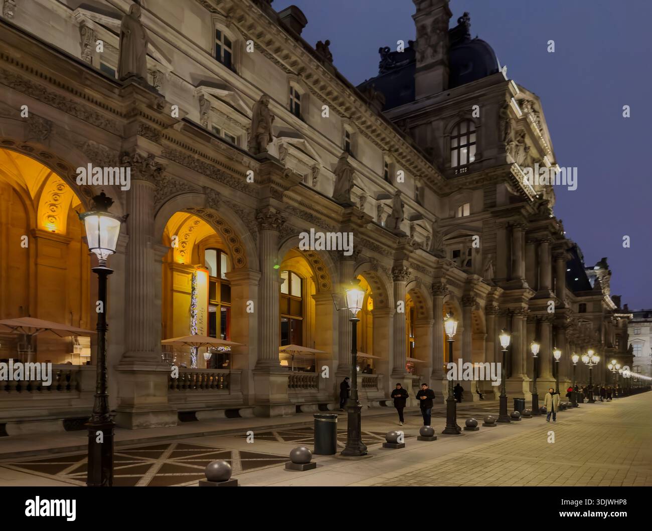 Photo de nuit de la cour intérieure du Musée du Louvre - Paris, France Banque D'Images