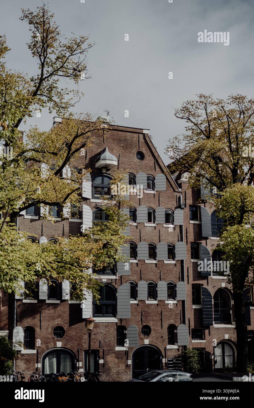 Amsterdam maisons de canal et façades le long d'un gracht hollandais, architecture classique reflétée dans l'eau. « Banque D'Images