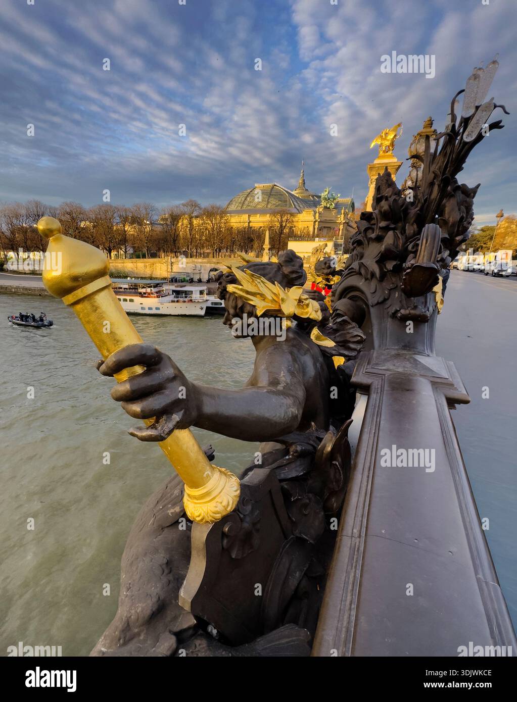 Nymphes de la sculpture en relief de la Neva de l'emblématique pont Alexandre III - Paris, France Banque D'Images