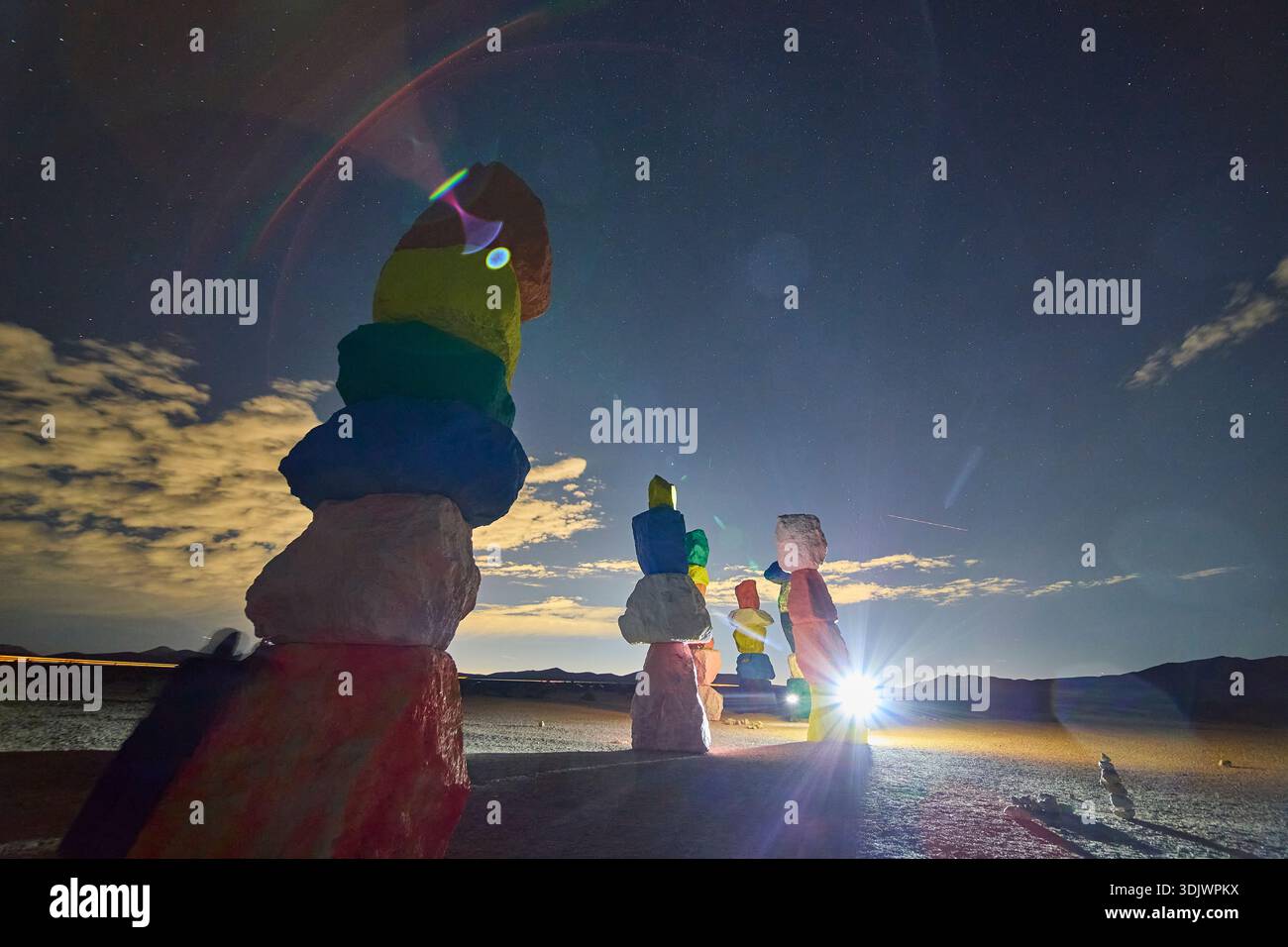 Sept montagnes magiques colorées Stacked Boulders Night Sky Nevada Desert Art Banque D'Images