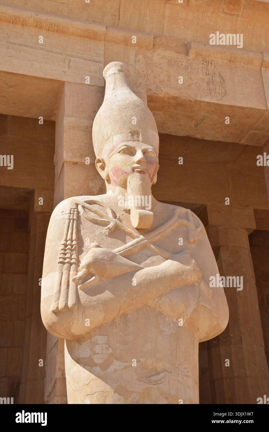 Le temple mortuaire d'Hatshepsout à Deir el-Bahari, Égypte, avec des statues bordant la grande colonnade. Banque D'Images
