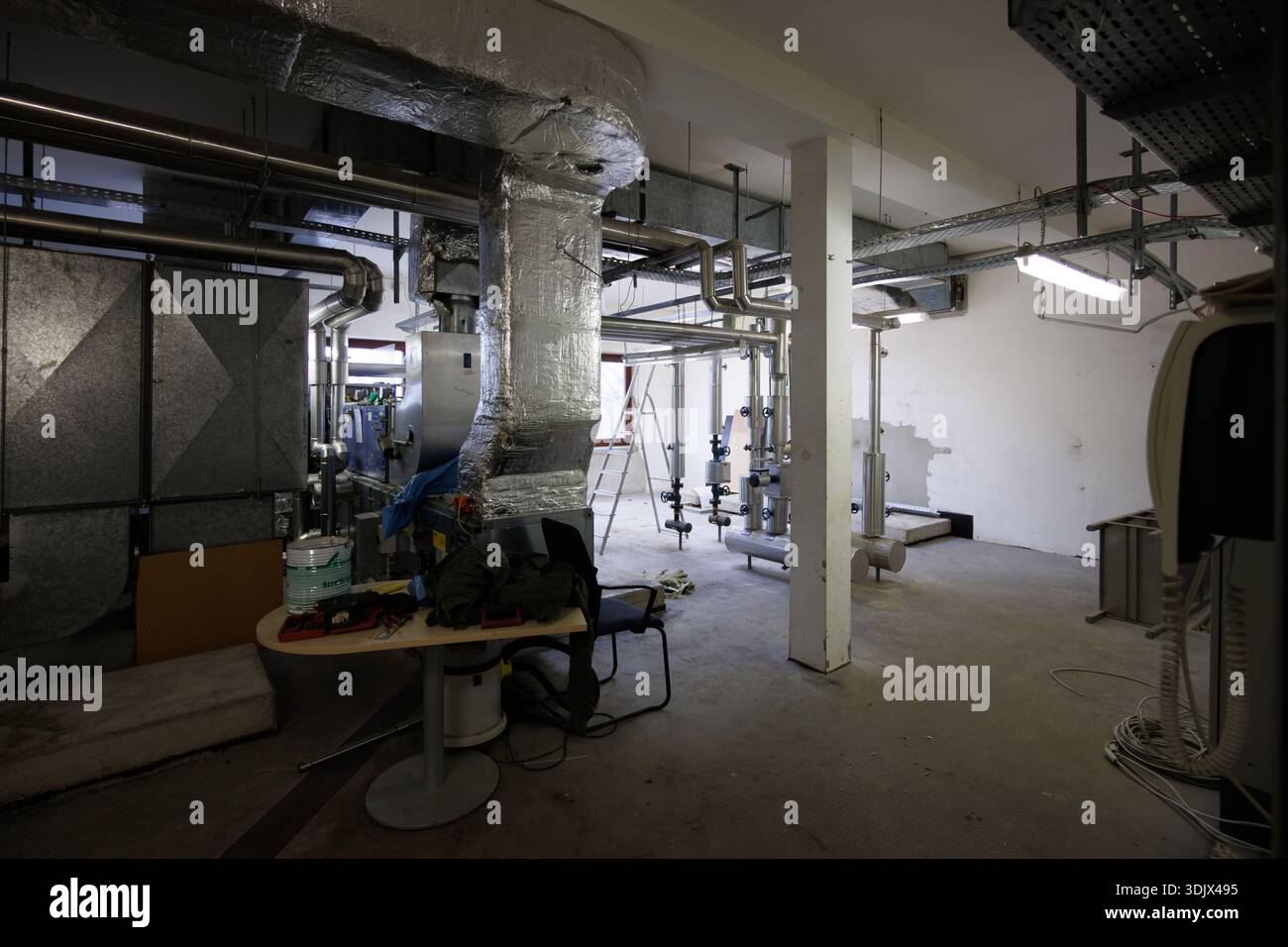 Système industriel de CVC et de ventilation installé dans un local technique d'un bâtiment commercial ou industriel. L'image montre les unités de traitement de l'air, isol Banque D'Images