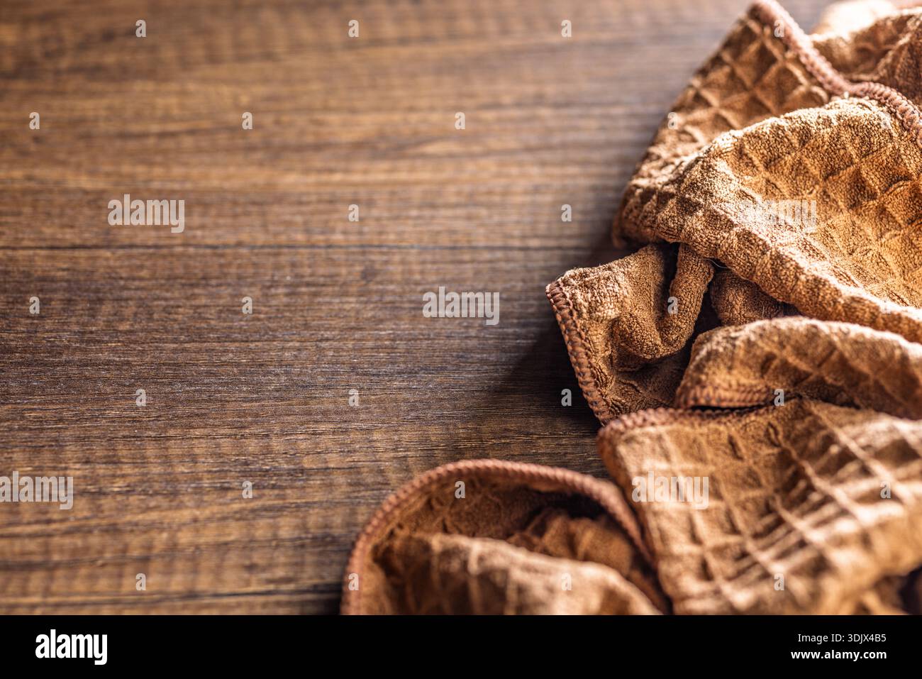 Cuisine serviette sur une table en bois. Banque D'Images