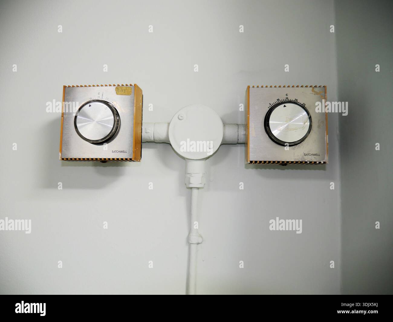 Deux thermostats d'ambiance Satchwell Sunvic TLX montés sur un mur pour le contrôle du chauffage central. Banque D'Images