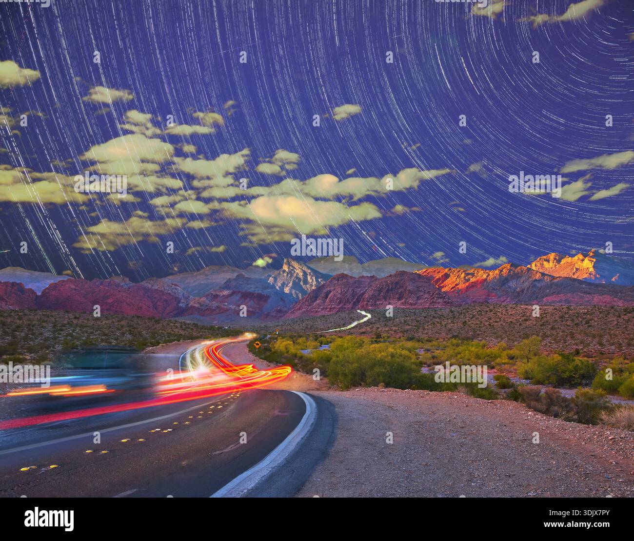 Star Trails sur Red Rock Canyon Night Road avec des lumières de voiture et paysage de désert Banque D'Images