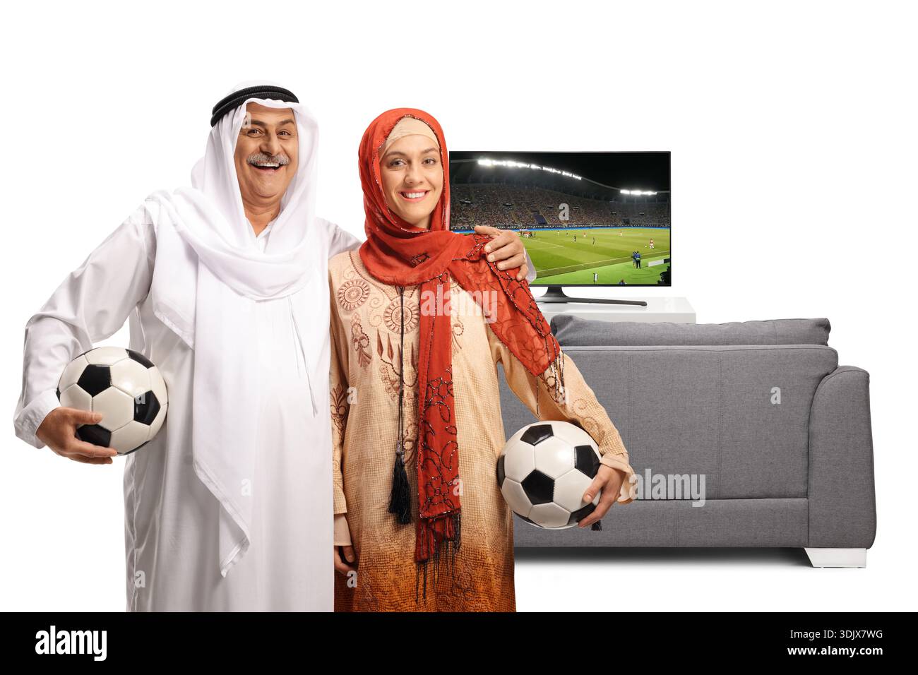 Homme mûr et jeune femme dans des vêtements ethniques du moyen-Orient tenant des ballons de football isolés sur fond blanc Banque D'Images