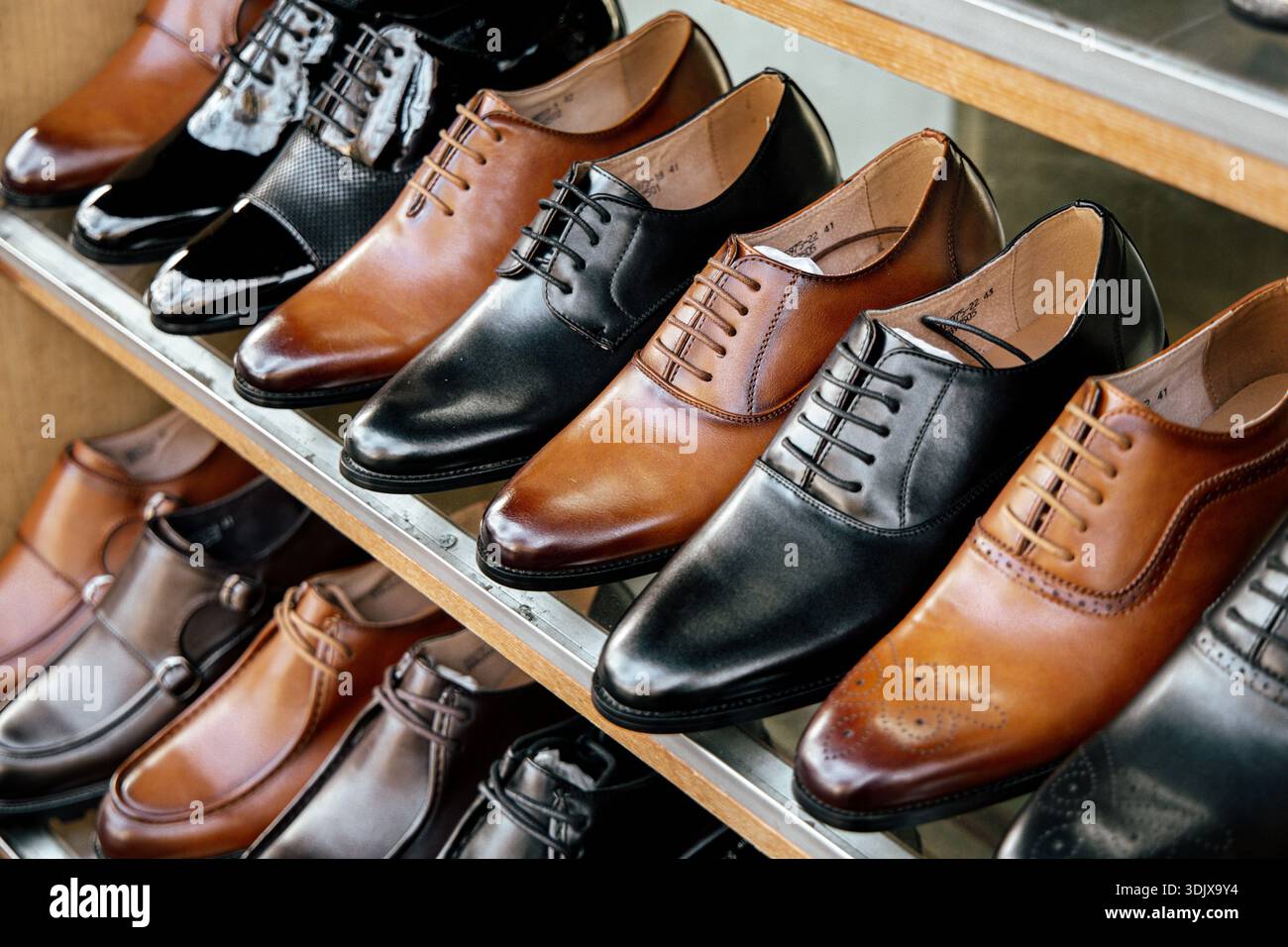 Chaussures élégantes pour hommes à la boutique du boulevard de Magenta, Paris, France Banque D'Images