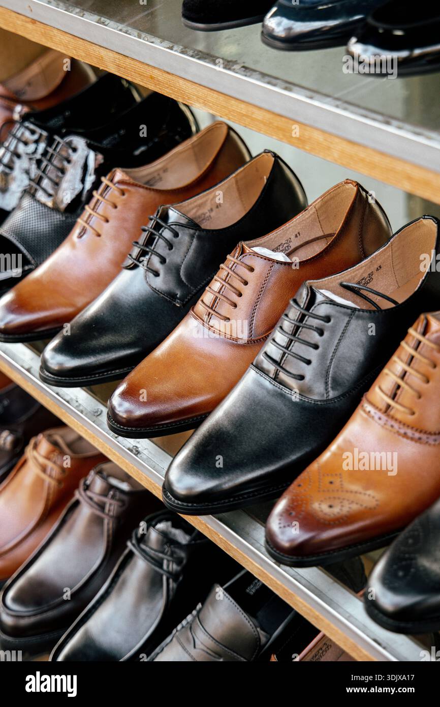 Chaussures élégantes pour hommes à la boutique du boulevard de Magenta, Paris, France Banque D'Images