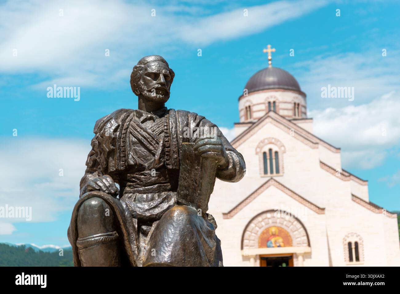 Andricgrad, Visegrad, Bosnie-Herzégovine – 23 mai 2020 : Statue de Petar II Petrovic Njegos devant l'église orthodoxe d'Andricgrad Banque D'Images