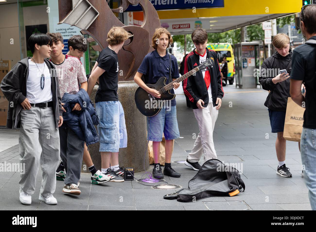Des jeunes musiciens de rue se produisent sur Queen Street, dans le centre d'Auckland, en Nouvelle-Zélande. Banque D'Images