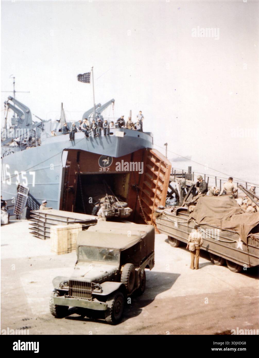 Embarcation de débarquement LST-357 déchargeant des véhicules sur Omaha Beach le jour J. Le 6 juin 1944, une énorme force d'invasion Alllied impliquant 7000 navires et 140 000 hommes débarque avec succès sur les côtes françaises et établit cinq têtes de plage. Une campagne de tromperie réussie signifiait qu'une grande partie de la résistance allemande était à Calais et que les pertes étaient relativement peu nombreuses compte tenu de l'ampleur et des dangers de l'opération. Banque D'Images