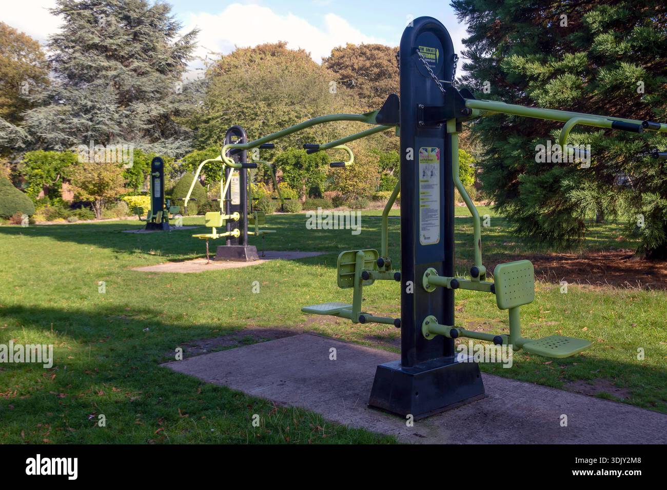 Équipement de gymnastique extérieur dans le parc Banque D'Images