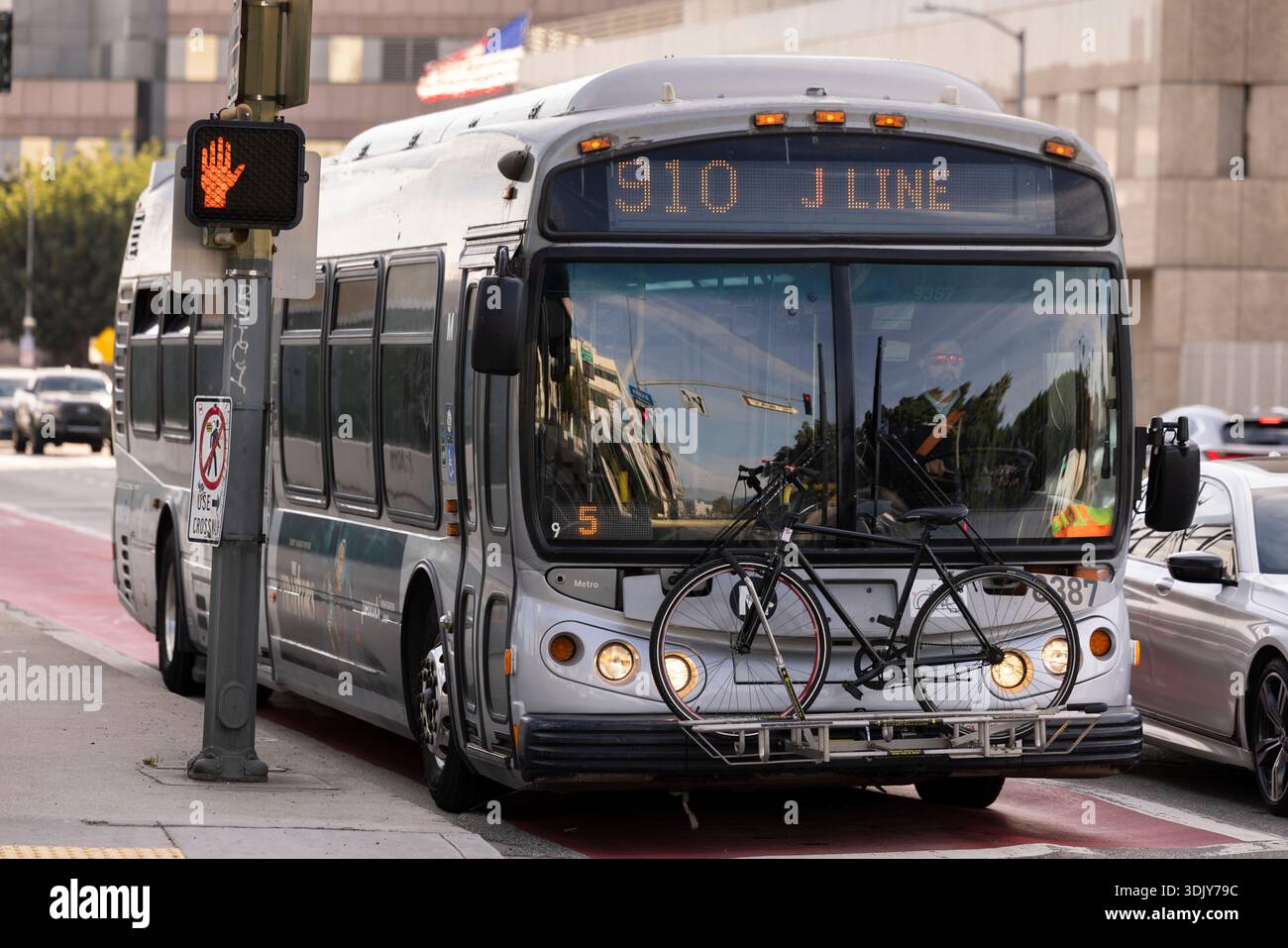 Los Angeles, Californie, États-Unis - 25 janvier 2026 : un bus J Line tient un vélo sur son porte-vélos alors qu'il se dirige vers le nord à la station de métro 7th Street. Banque D'Images