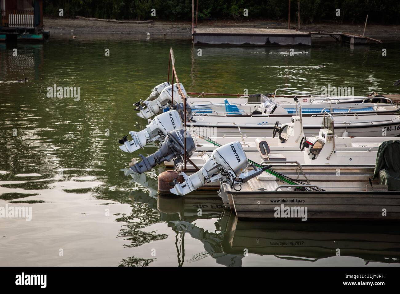 PANCEVO, SERBIE - 7 OCTOBRE 2023 : rangée de moteurs hors-bord Honda sur de petits bateaux à moteur amarrés dans un port de Pancevo, Serbie, Honda est un moteur japonais m Banque D'Images