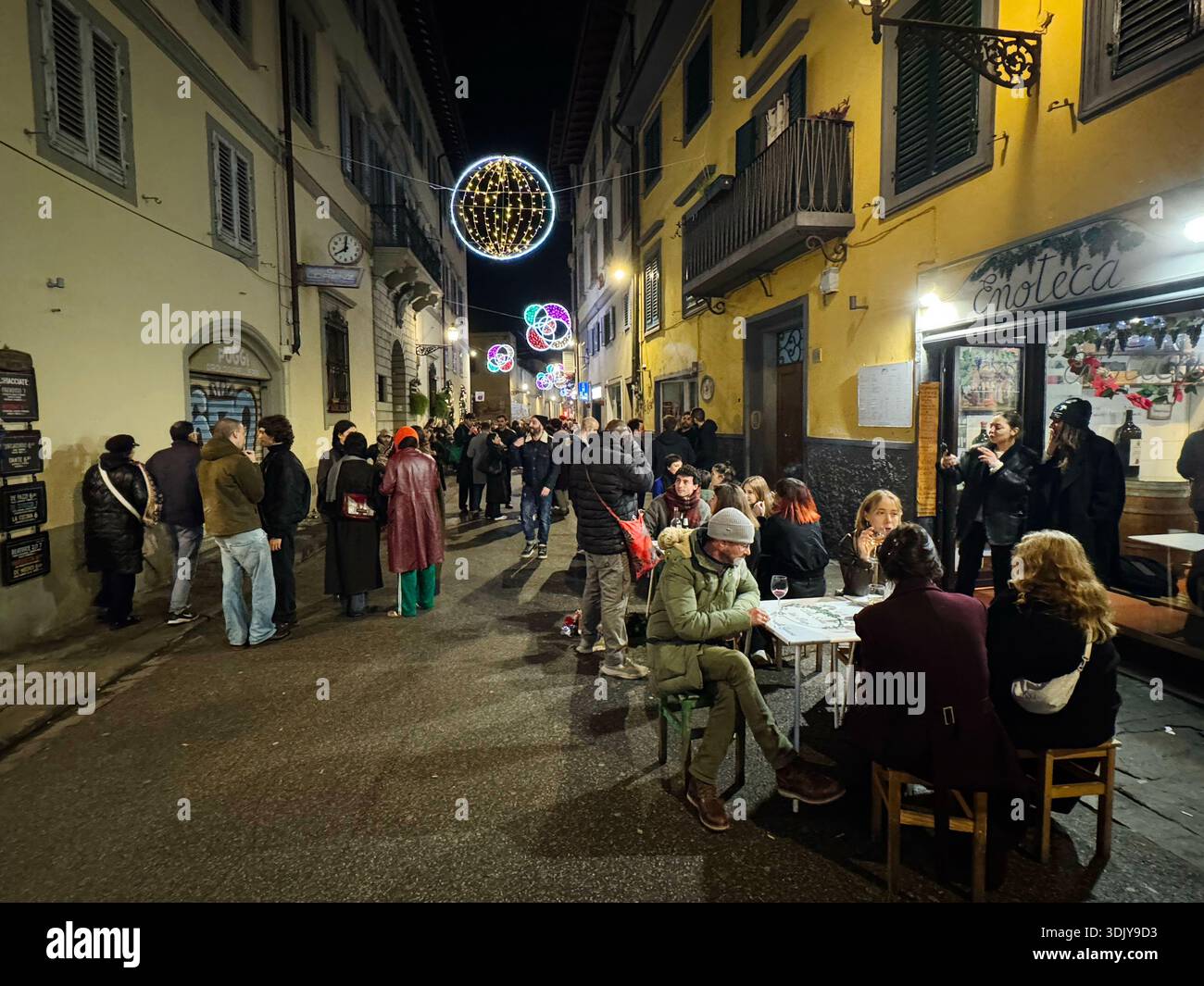 Les jeunes se hanigng dehors dans les cafés de rue pendant les vacances de Noël, Florence, Italie Banque D'Images