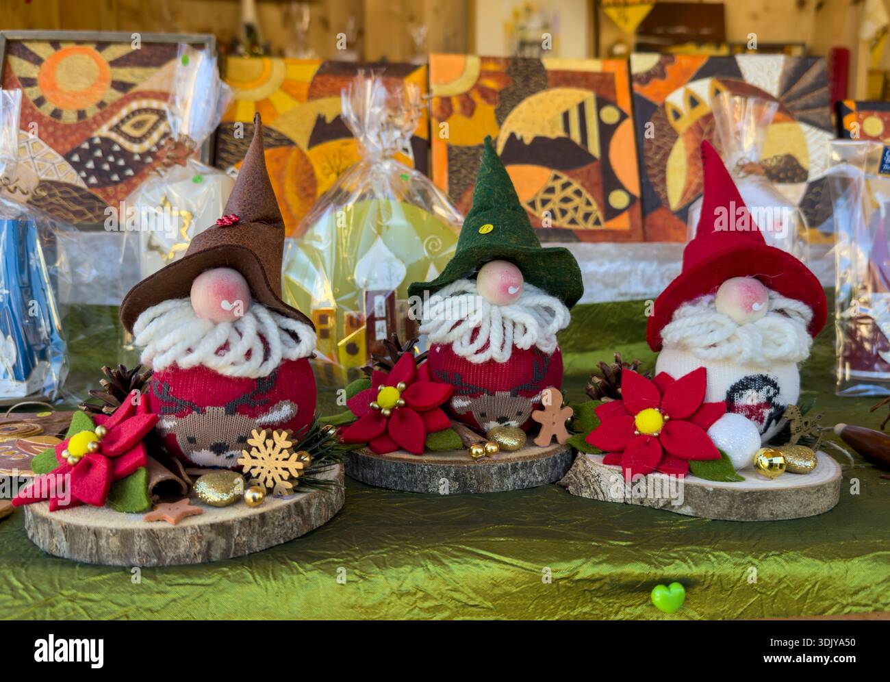 Elfes faits à la main dans un marché de Noël dans la ville tyrolienne de Klobenstein (Collalbo), montagnes Domomite - Tyrol du Sud, Italie Banque D'Images