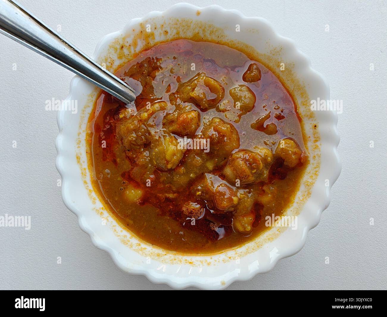 Curry de pois chiches américain dans White Bowl – photographie alimentaire de confort végétarien pour Stock Licensing USA - Image de stock capturée avec un smartphone