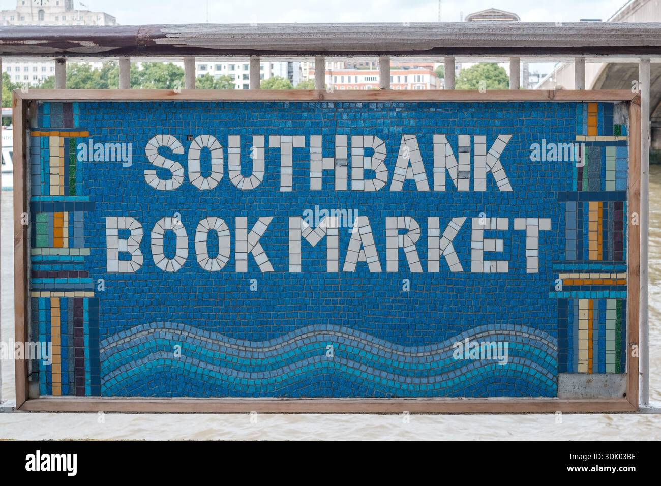 Le panneau Southbank Book Market est affiché sur le bord de la Tamise à Londres, identifiant le populaire marché du livre d'occasion en plein air. Banque D'Images