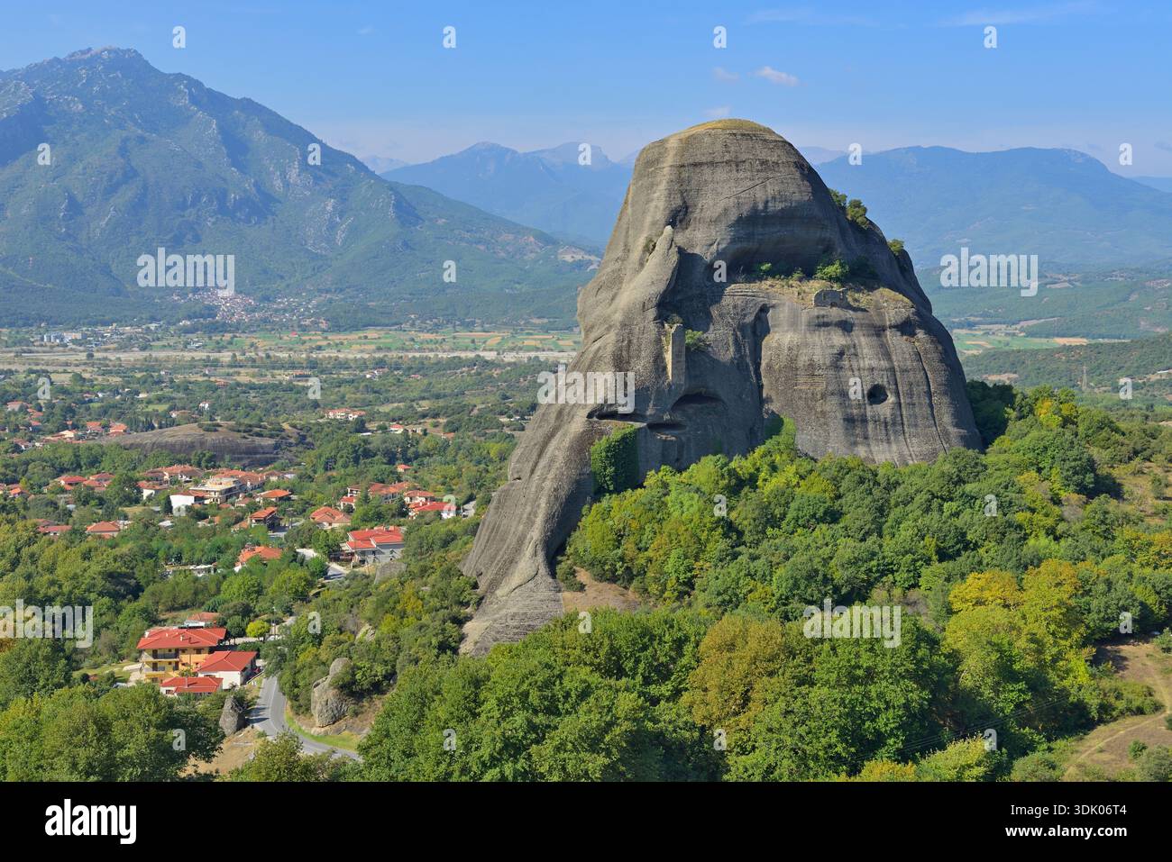 Formations rocheuses des Météores et village de Kastraki en Grèce. Formations rocheuses des Météores s'élevant au-dessus du village de Kastraki et du paysage environnant. Banque D'Images