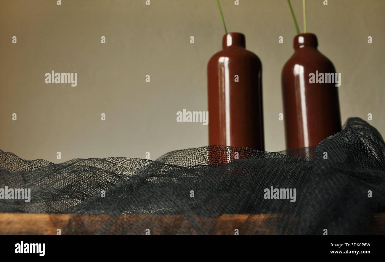 Composition de fleurs séchées en bouteille d'argile, intérieur minimaliste rustique. Grille d'entourage noire. Durabilité dans le style de vie, environnement domestique Banque D'Images
