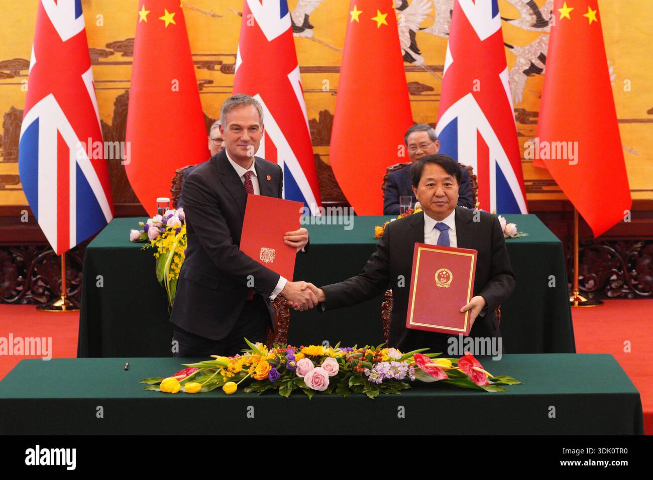 Le premier ministre Sir Keir Starmer (à l'arrière à gauche), le secrétaire d'État Peter Kyle, Luo Wen, directeur de l'administration d'État pour la régulation des marchés de la Chine, et le premier ministre chinois Li Qian (à l'arrière à droite) lors d'une cérémonie de signature au Grand Hall du peuple à Pékin, lors de sa visite en Chine. Le premier ministre se rend en Chine avec une délégation de près de 60 représentants des entreprises et des institutions culturelles britanniques alors qu’il poursuit ses efforts pour construire des ponts avec Pékin. Date de la photo : jeudi 29 janvier 2026. Banque D'Images
