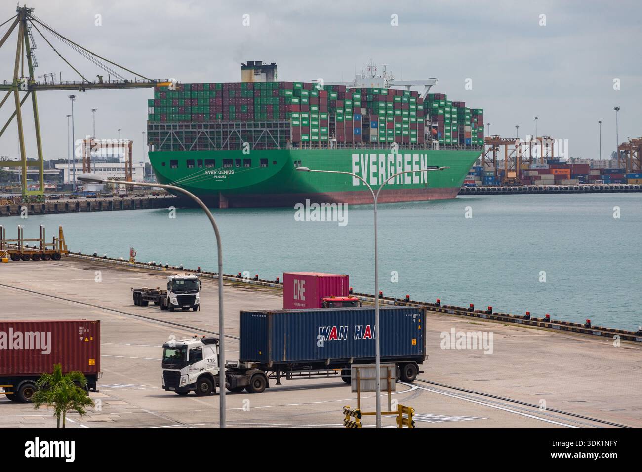 Evergreen Genius navire amarrage dans Singapore Water. Banque D'Images