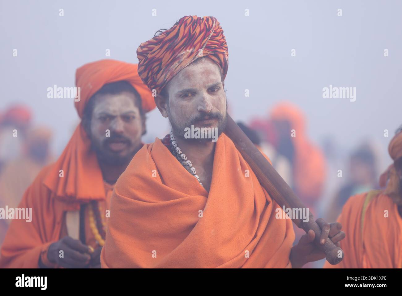 Un holyman marche à l'occasion du festival Makar Sankranti pendant le festival Magh Mela en cours à Sangam à Prayagraj, en Inde. Banque D'Images