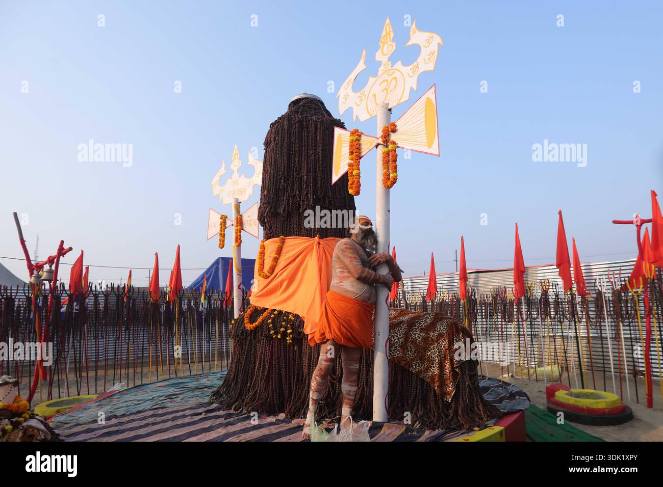 Un holyman vénère le seigneur Shiva à l'occasion de Makar Sankranti pendant un mois 'Magh Mela' (foire Magh) à Sangam à Prayagraj, Inde. Banque D'Images